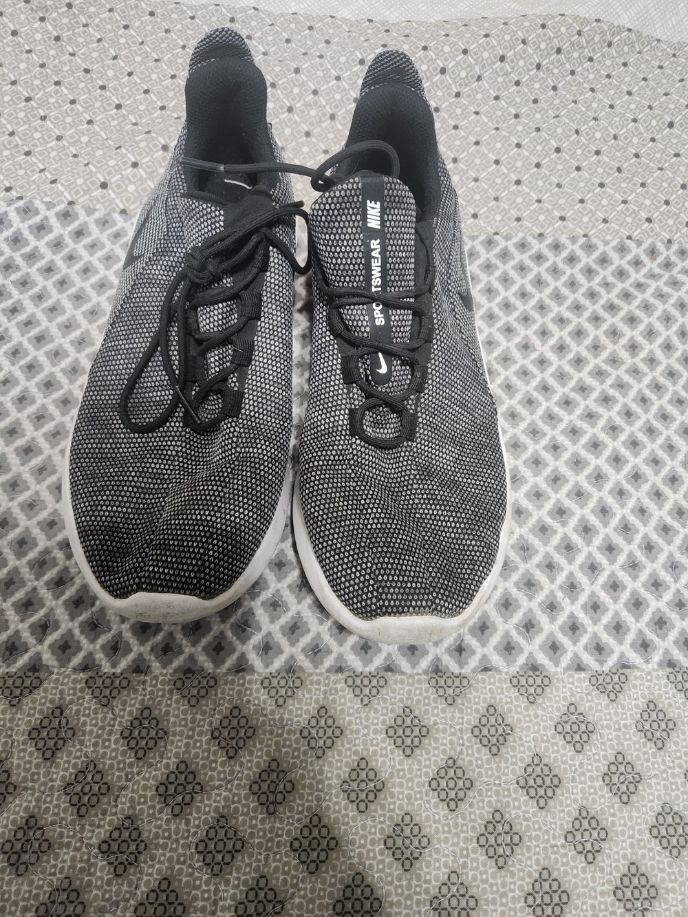 Nike Women Black and White Knit Sneakers